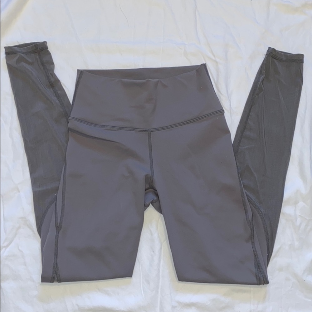 Women’s fabletics gray leggings w mesh bottoms!